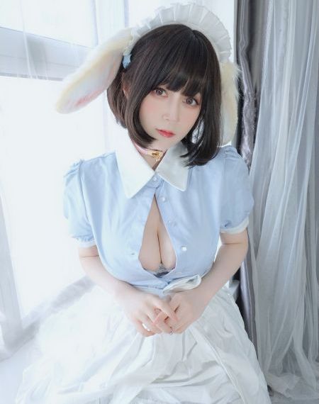 女人两腿打开让男人添野外视频