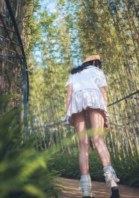 寂寞岳的手伸进我的内裤视频